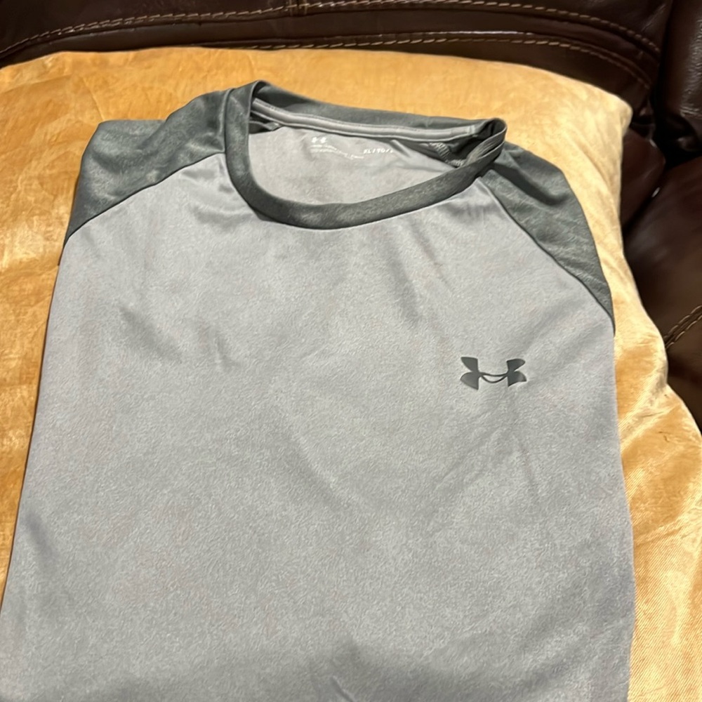 Under Armour XL short sleeve shirt